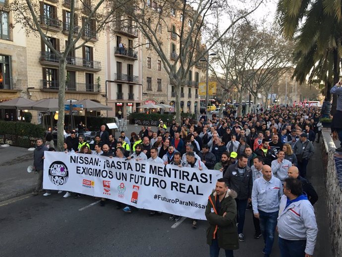 Un millar de trabajadores de Nissan protestan en Barcelona para exigir un plan de futuro, el 5 de marzo de 2020.