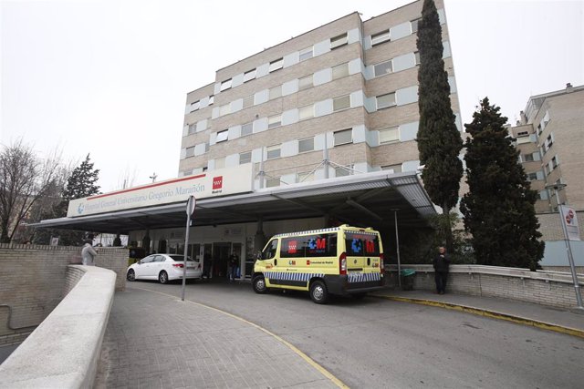 Urgencias del Hospital Gregorio Marañón en Madrid, ambulancia, ambulancias