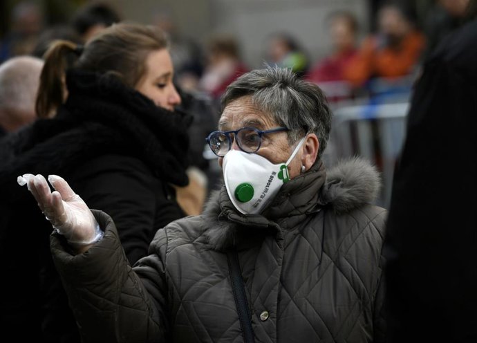 Mujeres con mascarilla hacen cola en la Basílica de Jesús de Medinaceli con motivo de la tradición de venerar y dar culto a la imagen del Cristo el primer viernes de marzo a pesar de que la basílica de los Hermanos Capuchinos confirmase horas  antes que
