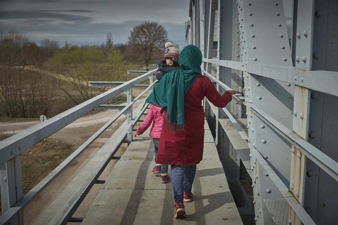 Una familia afgana avanza en Turquía hacia la frontera griega