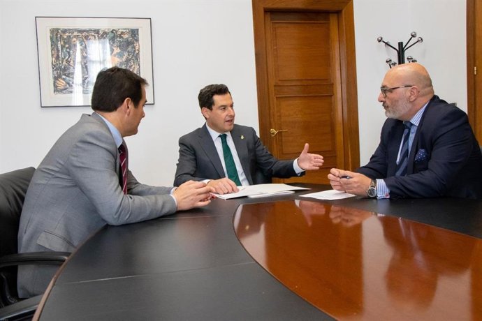 Juanma Moreno (c.), Alejandro Hernández (d.) y José Antonio Nieto (i.), durante la reunión