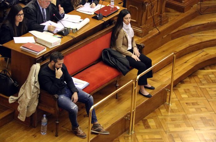 Els acusats pel crim de la Gurdia Urbana, Albert López i Rosa Peral, durant el judici celebrat a l'Audincia de Barcelona, el 6 de mar del 2020. (Horitzontal)
