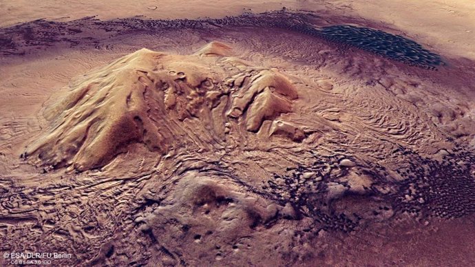 Dunas y procesos glaciares en un impresionante cráter marciano