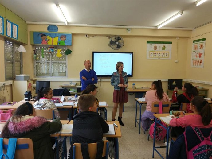 La delegada de Educación visita el CEIP Gloria Fuertes