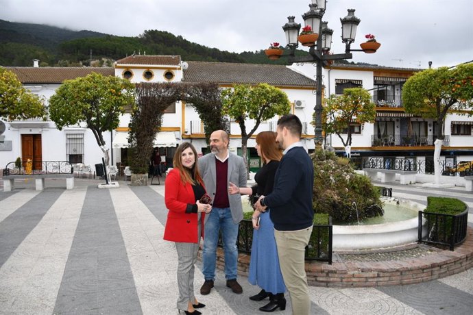 Irene García con la alcaldesa de El Bosque
