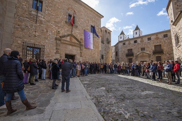 Políticos y trabajadores de la Diputación de Cáceres se concentran a favor de las mujeres