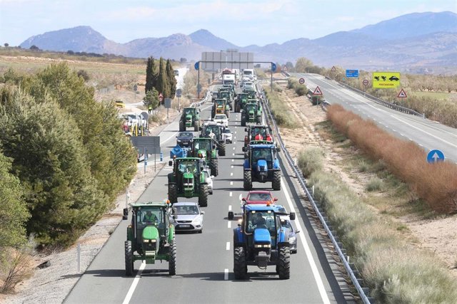 Concentración de tractores en la A-92N entre Almería y Granada