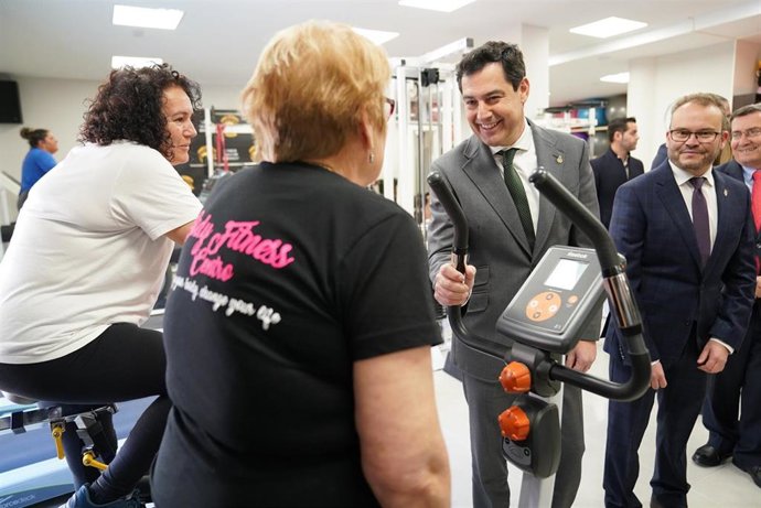 El presidente de la Junta, Juanma Moreno, inaugura un centro multifuncional