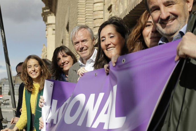 El PSOE participa en la colocación  de la pancarta del Día Internacional de la Mujer
