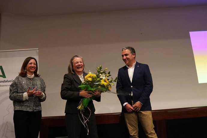 La delegada del Gobierno en Málaga, Patricia Navarro; la empleada pública Ana Parody, reconocida por la Junta de Andalucía; y el consejero de Presidencia, Administración Pública e Interior, Elías Bendodo.