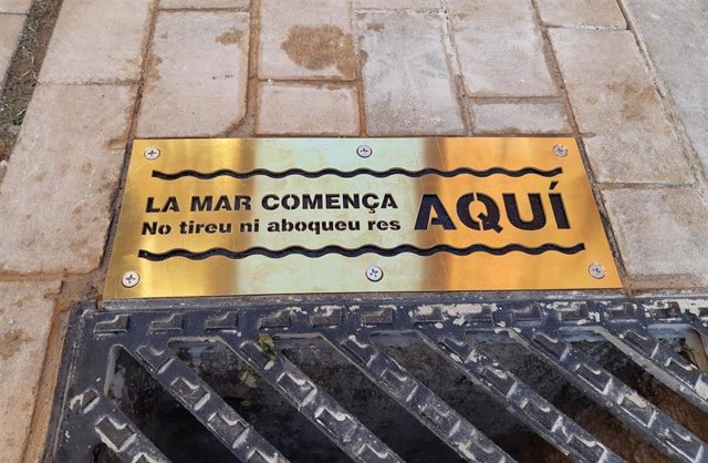 Placa con el mensaje 'El mar empieza aquí', una campaña de Emaya para evitar el lanzamiento de residuos a las alcantarillas.