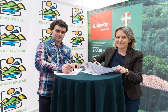 El vicepresidente de la Asociación de Desarrollo Rural de la Comarca de las Encartaciones, Gustavo Lambarri, y la directora comercial para Productos Locales de Eroski, Asun Bastida, firman un convenio para la promoción de productos locales de Enkarterri