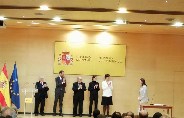 El ministro de Universidades, Manuel Castells, a la izquierda de la imagen, durante la toma de posesión de altos cargos del Departamento.