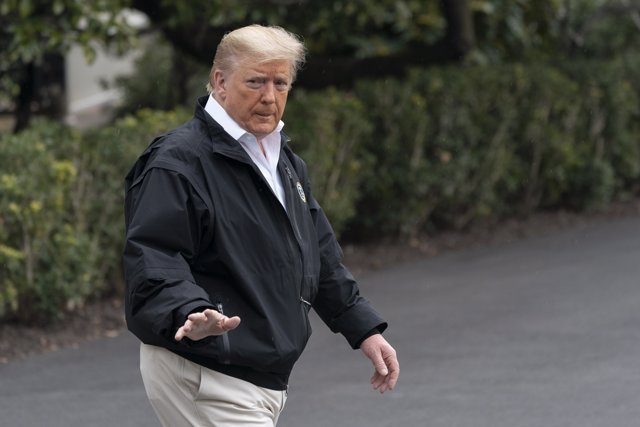 El presidente de Estados Unidos, Donald J. Trump, abandona la casa blanca para visitar los daños ocasionados por los tornados en Nashville.