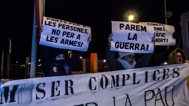 Protesta pacifista en el Puerto de Sagunto por la llegada del barco que podría ir cargado con armamento de Arabia Saudí