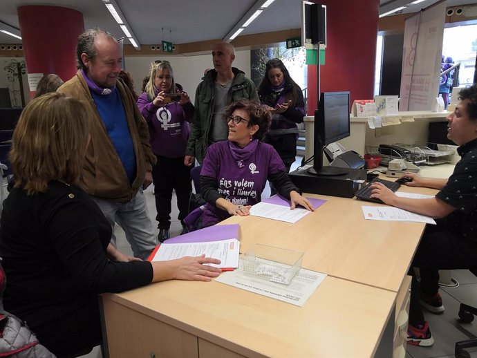 Alba Garcia i Cristina Torres (CCOO de Catalunya) registren denúncies contra 15 empreses per no complir amb els seus plans d'igualtat.