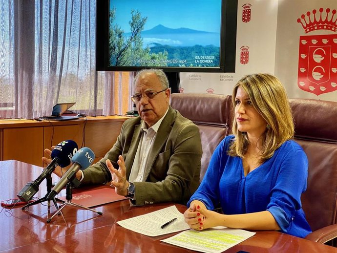 El presidente del Cabildo de La Gomera, Casimiro Curbelo y la consejera de Turismo, María Isabel Méndez, en una rueda de prensa para presentar nuevas campañas promocionales