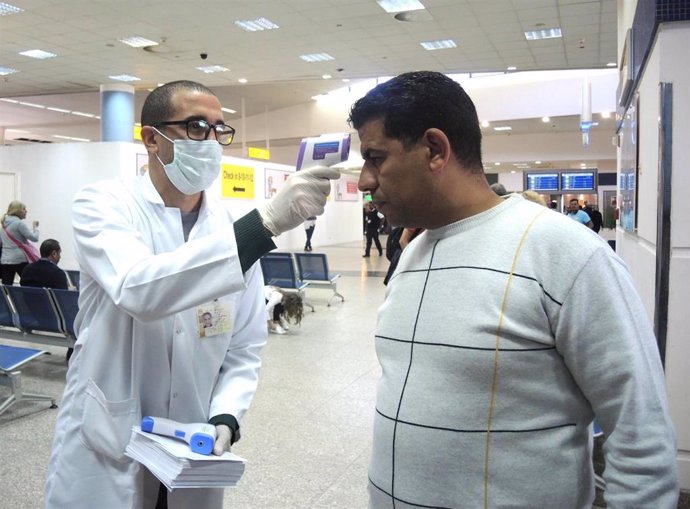Control por el nuevo coronavirus en el aeropuerto de la capital de Egipto, El Cairo