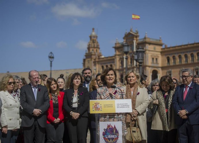 La vicepresidenta primera del Gobierno y ministra de la Presidencia, Relaciones con las Cortes y Memoria Democrática, Carmen Calvo (c), junto a la delegada del Gobierno en Andalucía, Sandra García (i), participan en el acto con motivo del 8M.