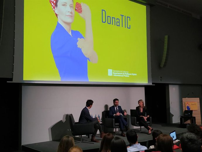 El consejero de Políticas Digitales y Administración Pública, Jordi Puigneró y la presidenta y CEO de Savills Aguirre Newman Barcelona, Anna Gener.