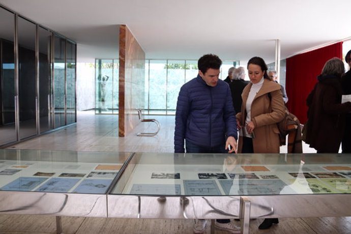 Visitants del Pavelló Alemany obra de Mies van der Rohe i Lilly Reich observen les vitrines de la installació 'Re-enactment' en honor a l'arquitecta. Imatge del 6 de mar de 2020. (Horitzontal)