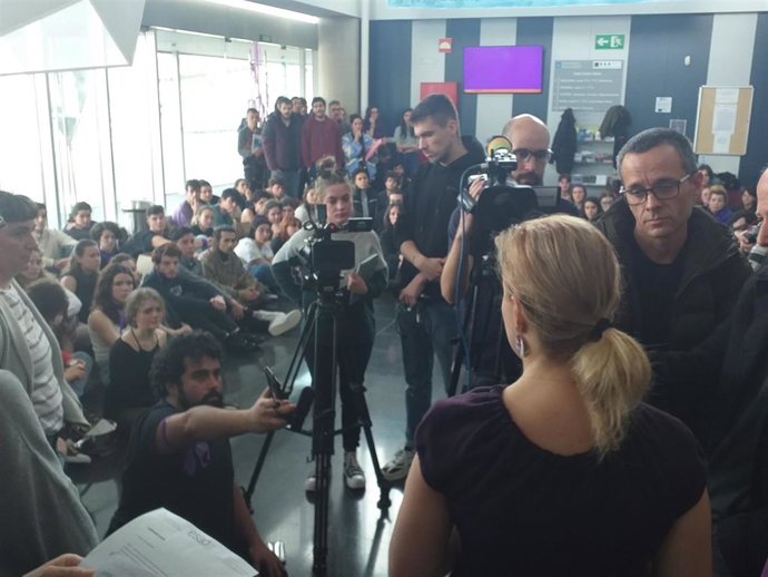 Concentración de alumnos y profesoras de la Escuela Superior de Arte Dramático de Galicia, en Vigo.