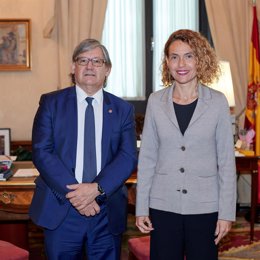 La presidenta del Congreso de los Diputados, Meritxell Batet, con el presidente del Parlament, Vicen Thomas.