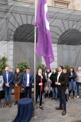 La consejera de Igualdad y el presidente del Cabildo de Tenerife, Marian Franquet y Pedro Martín, respectivamente, izan la vandera con motivo del 'Día Internacional de la Mujer'
