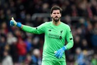 Alisson se perderá el partido ante el Atlético por una lesión muscular