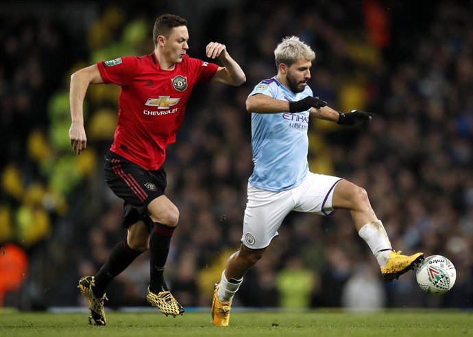 Nemanja Matic y Sergio 'Kun' Agüero en un Manchester City-Manchester United