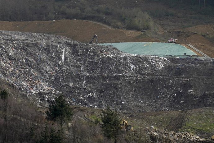Imagen de las labores de búsqueda de los dos trabajadores sepultados tras el derrumbe del vertedero de Zaldibar.