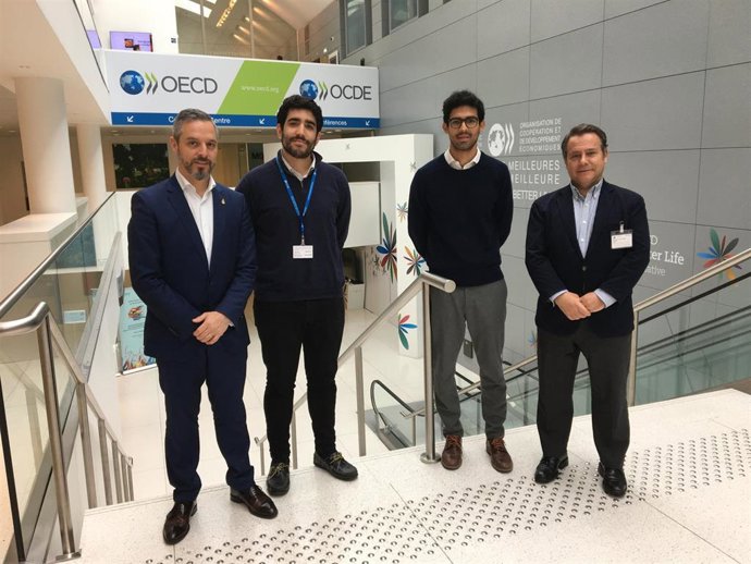 El consejero de Hacienda, Industria y Energía, Juan Bravo, con los responsables OCDE