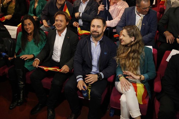 La exdiputada de Vox Malena Contestí (izquierda), unos meses antes de abandonar el partido, en un acto de campaña en abril junto al presidente nacional de Vox, Santiago Abascal, en Palma.