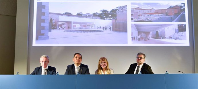 El diputado de Cultura de la Diputación de Girona, Albert Piñeira, el alcalde de Sant Feliu de Guíxols, Carles Motas, Carmen Cervera y su sobrino Guillermo Cervera, en el anuncio del proyecto ganador del nuevo Museo Thyssen de Sant Feliu de Guíxols