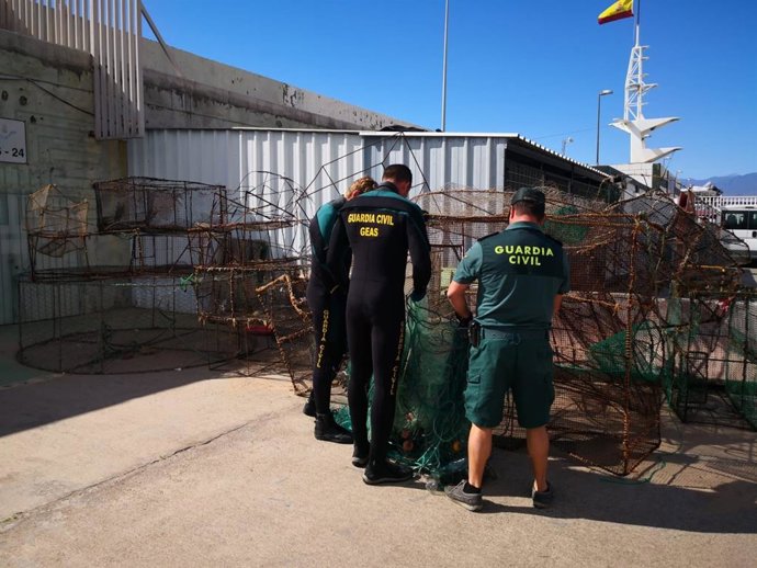 Retiran 20 nasas ilegales del mar en Santa Cruz de Tenerife al pillar 'in fragan