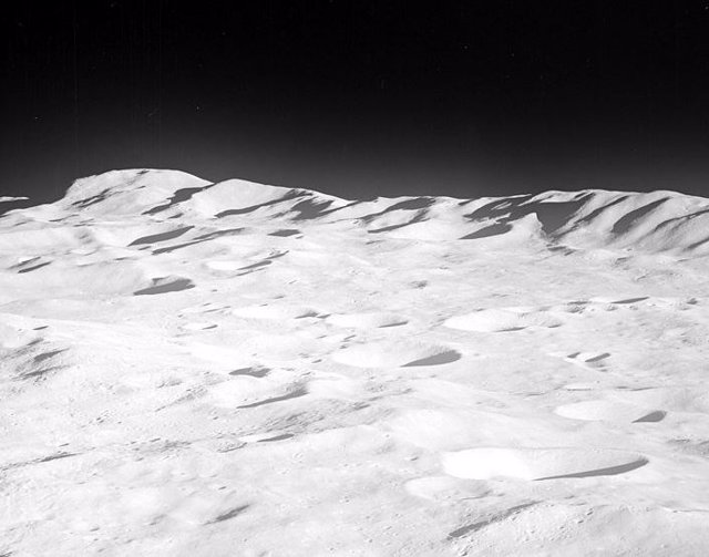 Los astronautas de la misión Apolo 8 a la Luna tomaron esta fotografía de montañas que bordean la cuenca de Aitken