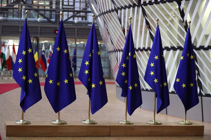 Banderas de la UE en una cumbre del Consejo Europeo en Bruselas