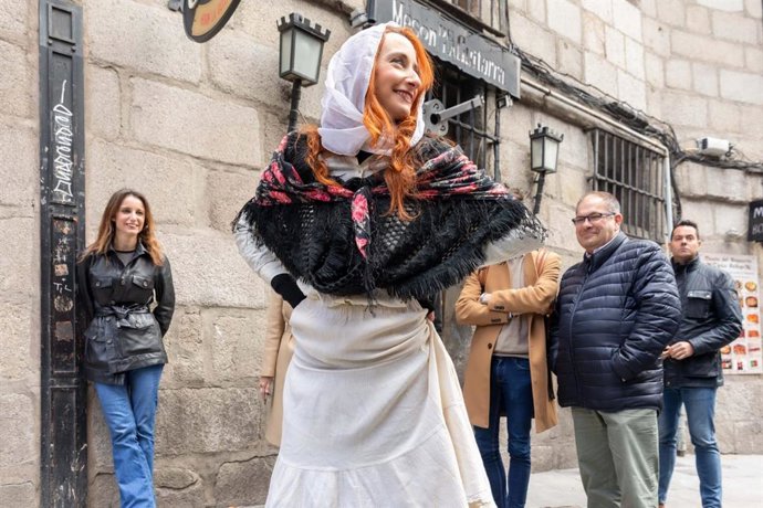 El Ayuntamiento de Madrid rinde homenaje a Galdós con una placa en La Latina don