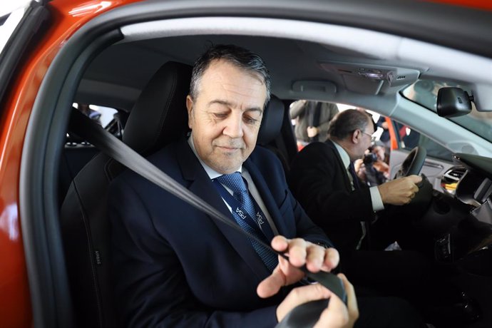 El director general Industrial de Groupe PSA Iberia y director de la planta de Zaragoza, Jose Antonio Muñoz Codina prueba el nuevo Opel Corsa-e  en su factoría, en Zaragoza (España), a 21 de febrero de 2020.