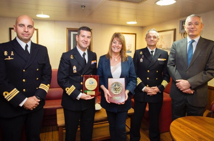 La presidenta de la Autoridad Portuaria de Huelva, Pilar Miranda entrega una metopa conmemorativa al capitán de corbeta José Manuel Mata Hervás