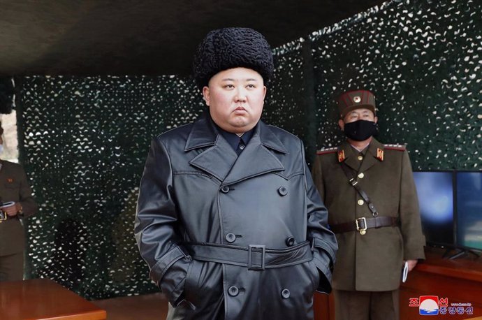 Kim Jong Un presenciando un ejercicio militar en Corea del Norte