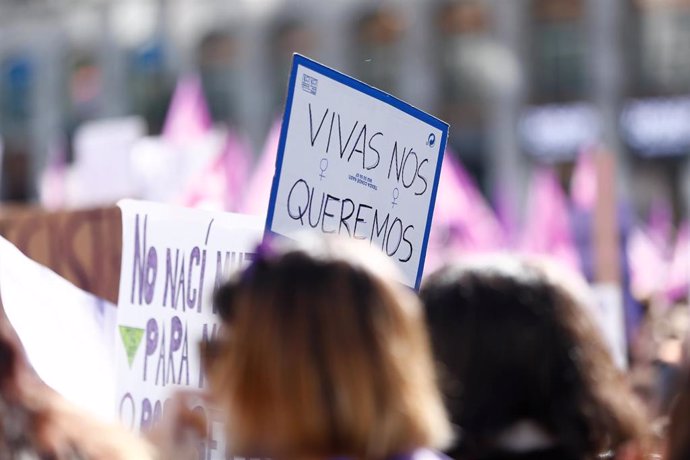 Numerosas mujeres portan pancartas y banderas con proclamas feministas durante la manifestación convocada por el Sindicato de Estudiantes y su plataforma feminista (Libres y Combativas) para secundar la huelga del 8M, en la Puerta del Sol de Madrid.