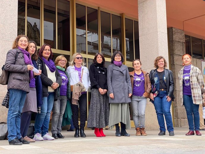 Ana Naranjo (3 dcha.) junto a representantes de IU y Podemos ante el Ayuntamiento de Córdoba.