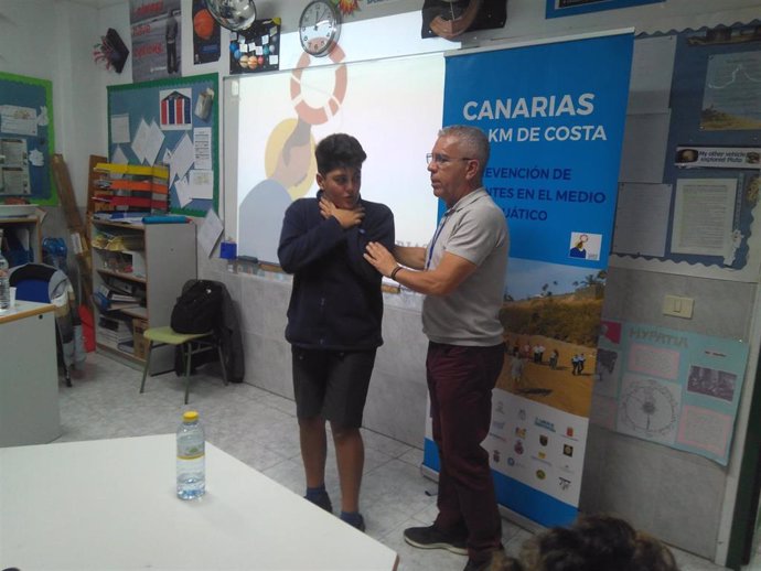El promotor de la campaña 'Canarias 1500 km de costa', Sebastián Quintana, en una charla sobre ahogamientos en un colegio de Tenerife