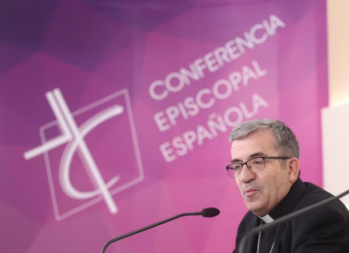 El secretario general de la Conferencia Episcopal, Luis Argüello en rueda de prensa por la reunión de la Asamblea Plenaria, en la sede de la CEE, en Madrid (España), a 6 de marzo de 2020.