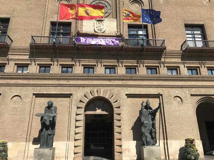 Pancarta del 8M en el balcón del Ayuntamiento de Zaragoza