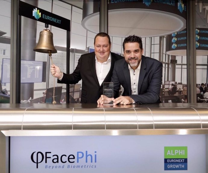 El consejero delegado de FacePhi, Javier Mira, y el presidente de la compañía, Salvador Martí, en el debut de la empresa en el índice Euronext Growth de París