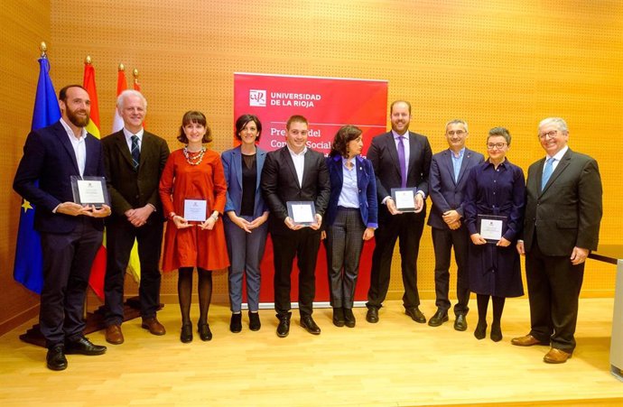 Premiados y autoridades en los premios del Consejo Social de la UR