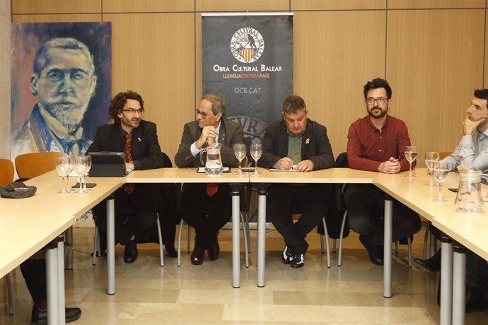El presidente de la Generalitat de Cataluña, Quim Torra (2i); el miembro de Obra Cultural Balear Tomeu Martí (3i); y el director del Institut dEstudis Balerics, Mateu Malondra (4i), durante una reunión en Palma.