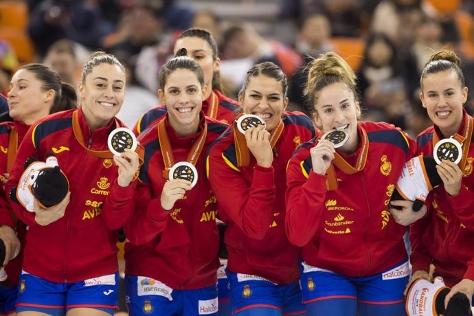 La selección española femenina de balonmano, las Guerreras, posa con su medalla de plata